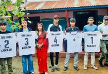 भलिबल खेलाडीलाई अमेरिकाबाट समाजसेवी गिरीले दिए जर्सी